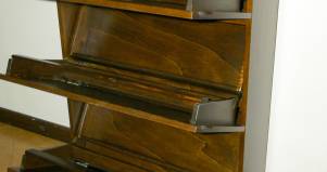 Scarpiera in legno su misura artigianale